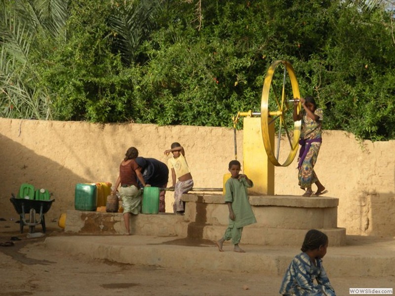 BAMBINI NEI POZZI DI VILLAGGIO Jardins Timia (Copia)